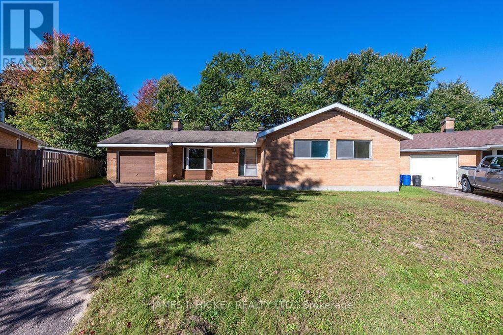 For sale: 4 SHERIDAN COURT, Deep River, Ontario K0J1P0 - X13841450
