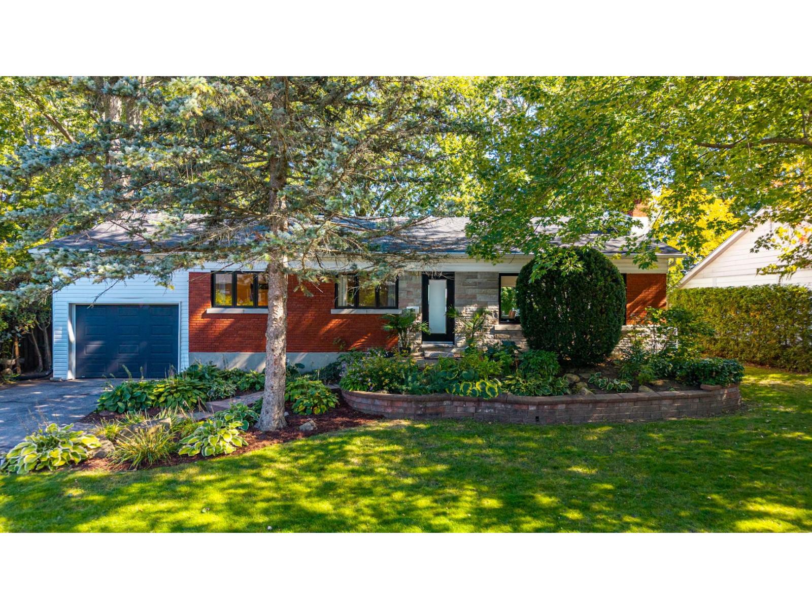 For sale: 51 Rue Pariseau, Laval (Sainte-Dorothée), Quebec H7Y1J7 ...