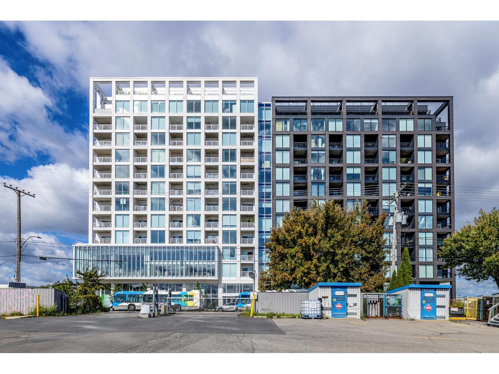 5605 Av. Pierre-De Coubertin, #207 — photo 1
