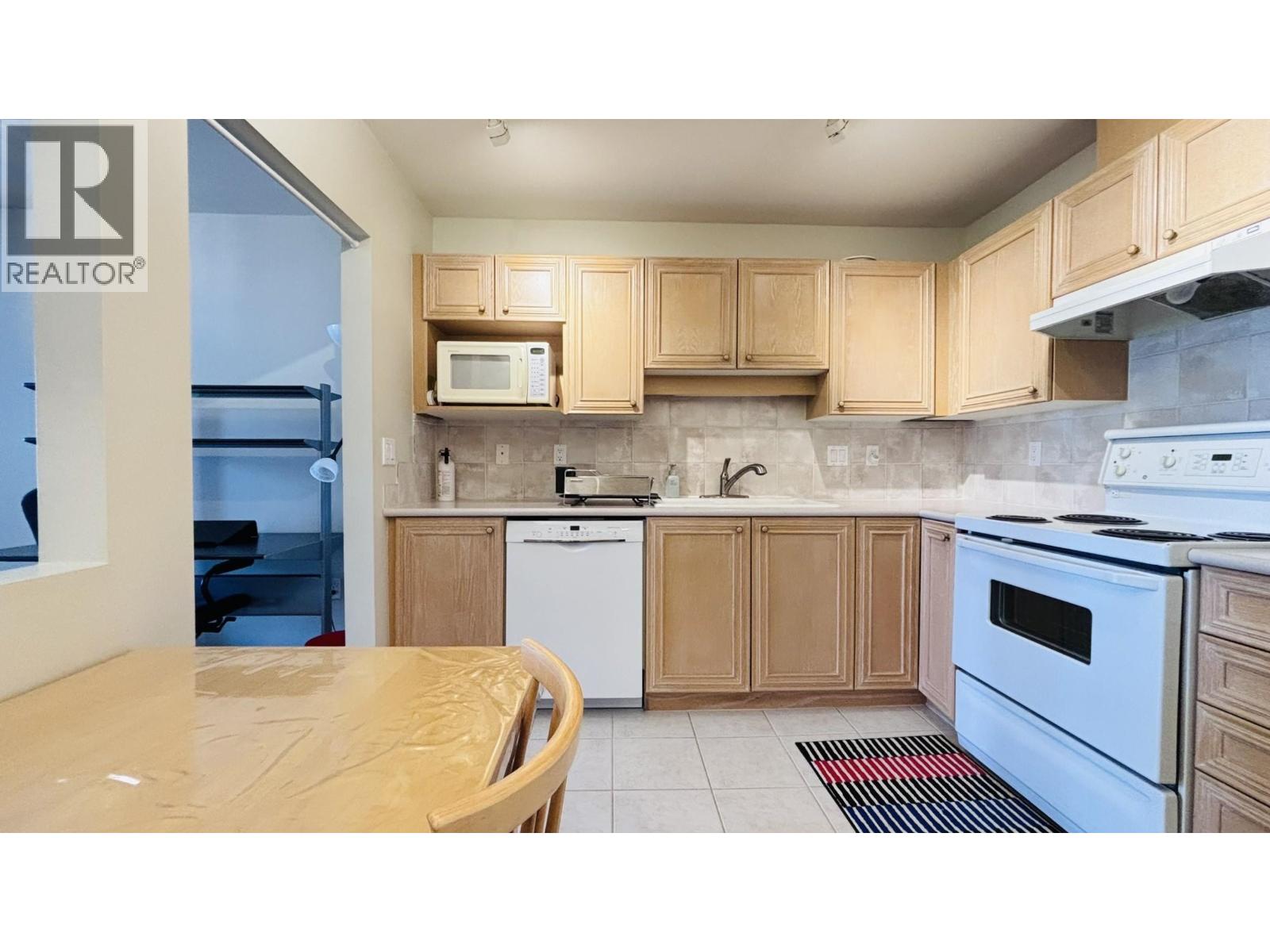 305 5863 HAMPTON PLACE