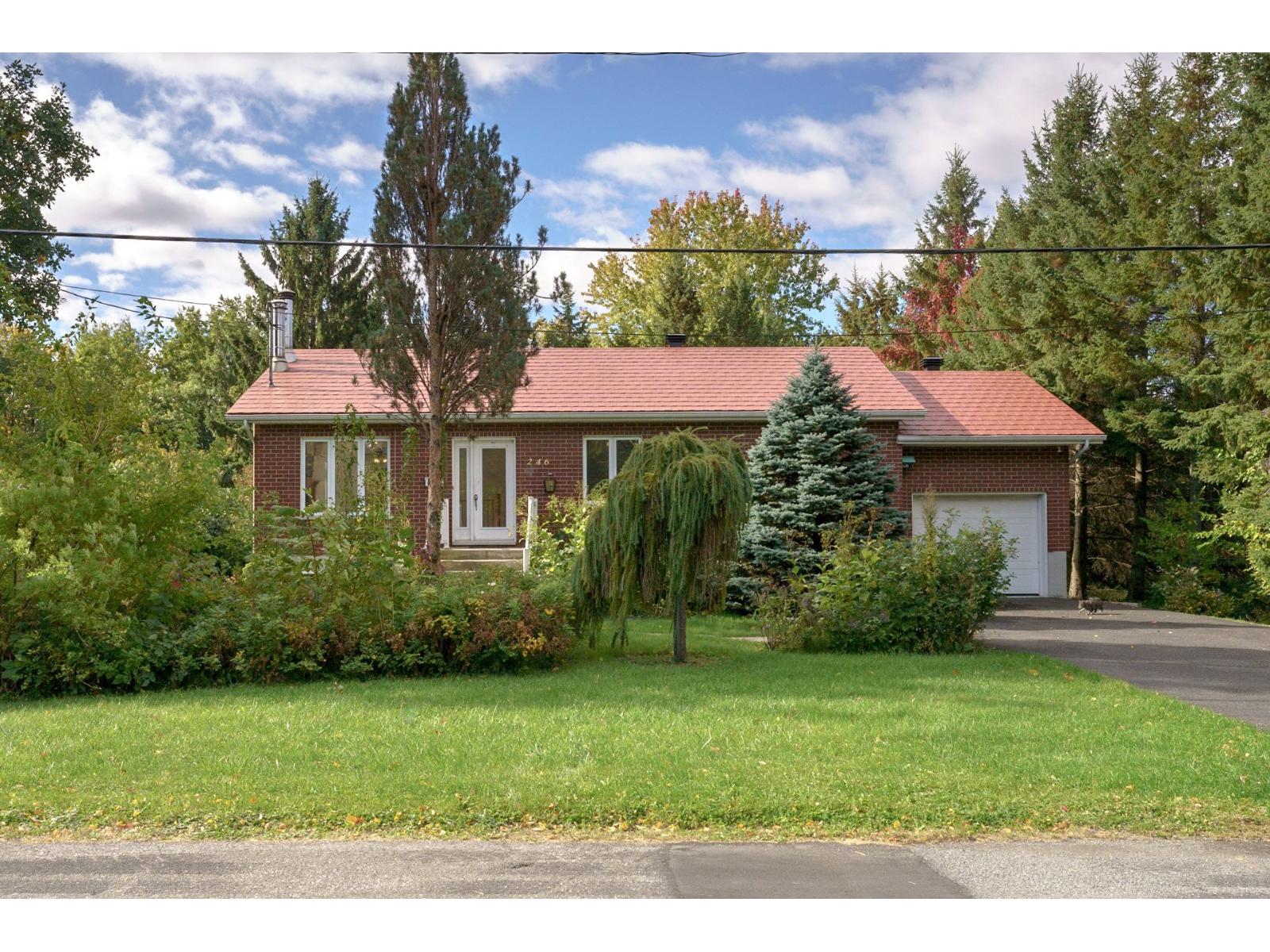 À vendre : 246 Rue De Montigny, Mont-Saint-Hilaire, Québec J3H2T9 ...