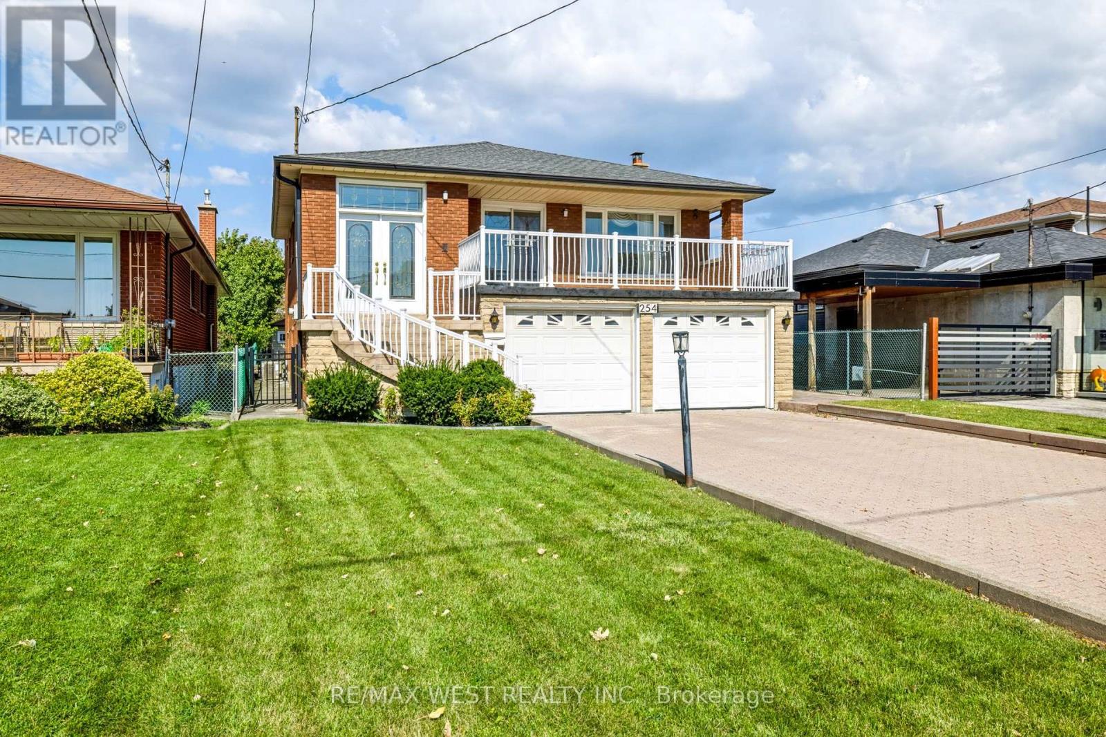 For sale: 254 MAPLE LEAF DRIVE, Toronto (Rustic), Ontario M6L1P1 ...