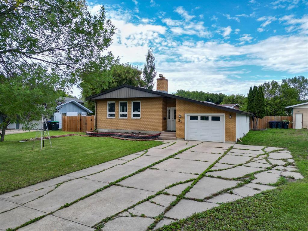 For sale: 21 Kasiurak Bay, Brandon, Manitoba R7A6H8 - 202625822 ...