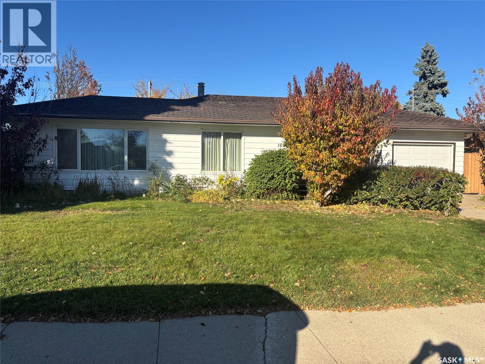 For sale: 1605 landa STREET, Saskatoon, Saskatchewan S7J0P5 - SK051023 ...