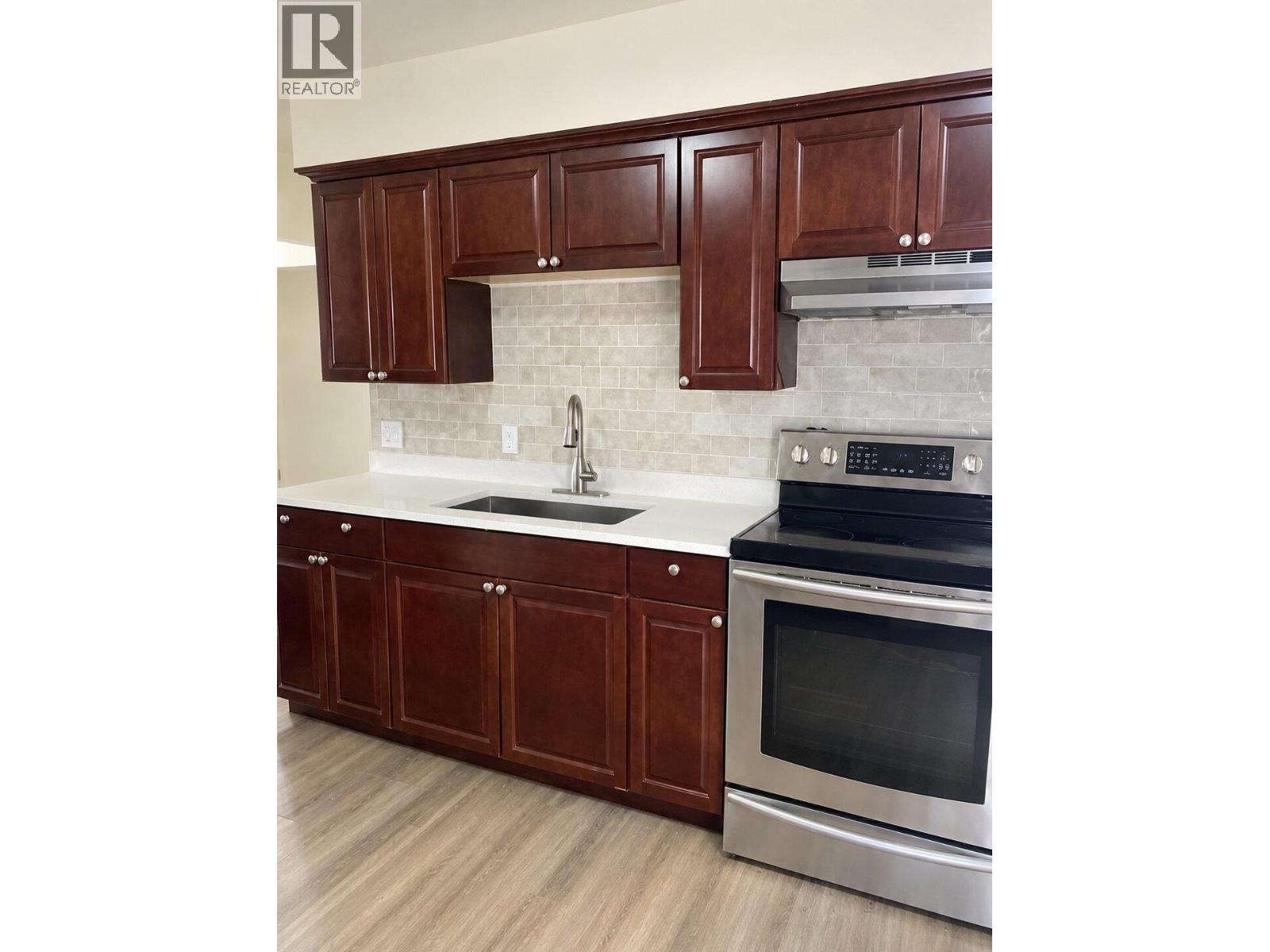 Upper 7429 CANADA WAY